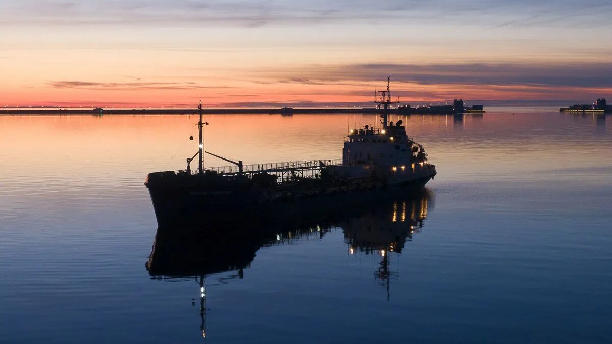 Навигационный буй - бакен. Буй речной. Судоходный фарватер. Фарватер реки. Морские навигационные буи.