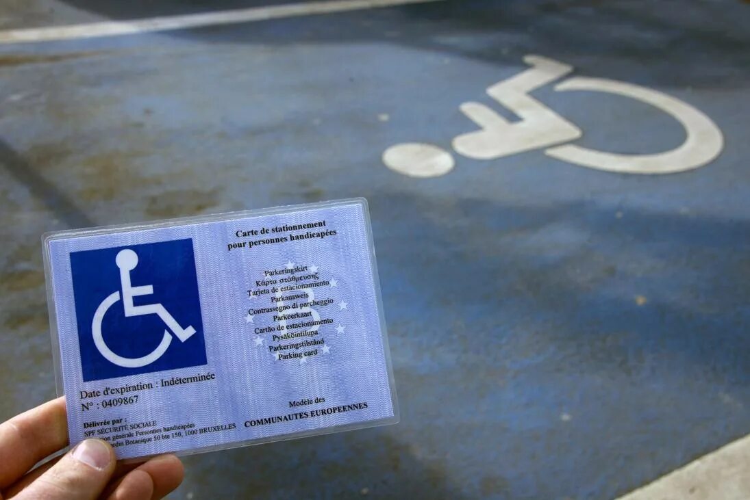 Какими с документами для инвалидов. Место для инвалидов на парковке. Табличка стоянка для инвалидов. Разрешение на парковку для инвалидов. Парковка для инвалидов в Москве.