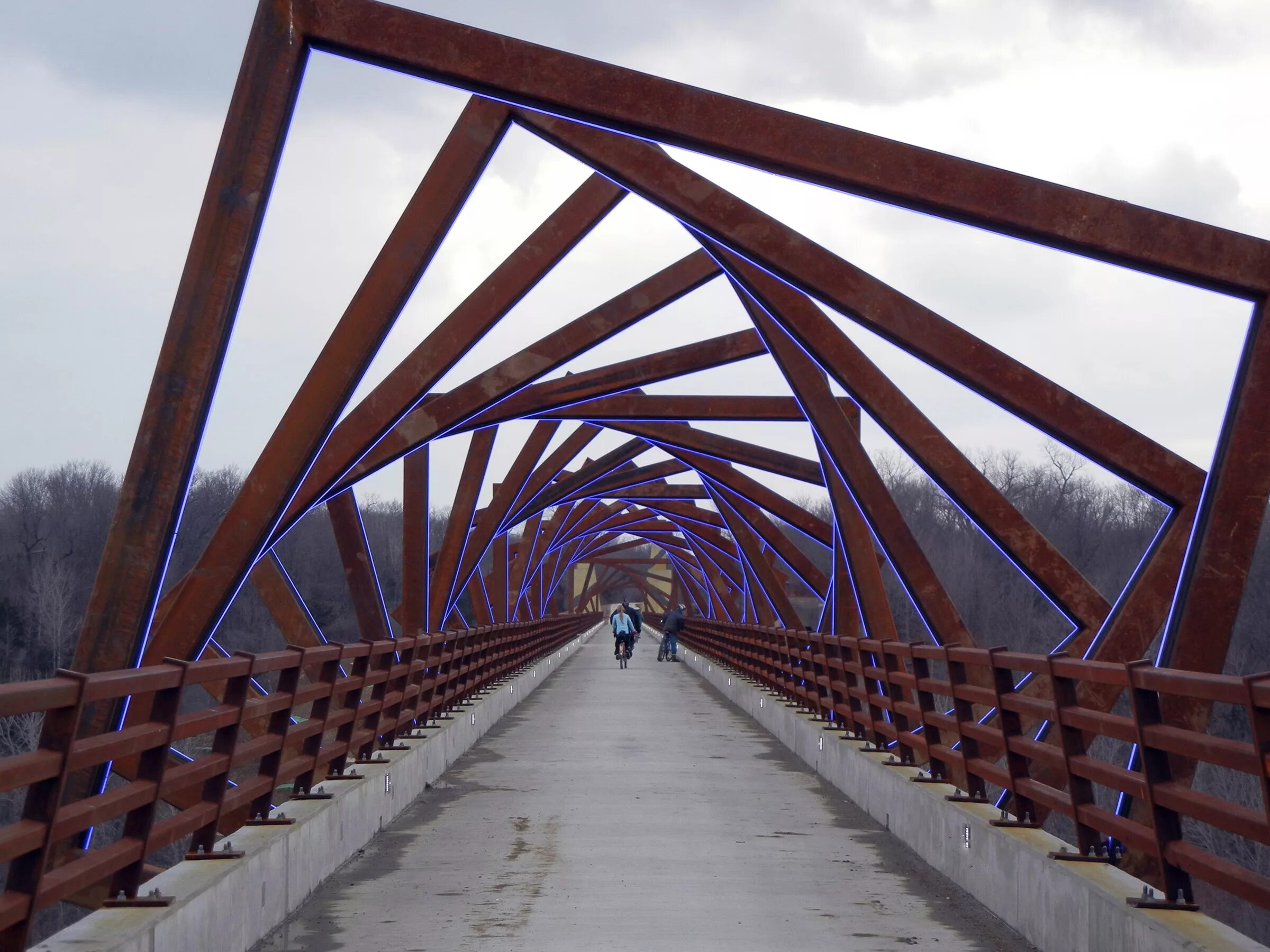 Мост это какое сооружение. Мост high trestle trail. пешеходный мост симоны де бовуар. ферменный пешеходный мост. однопролетный вантовый мост.