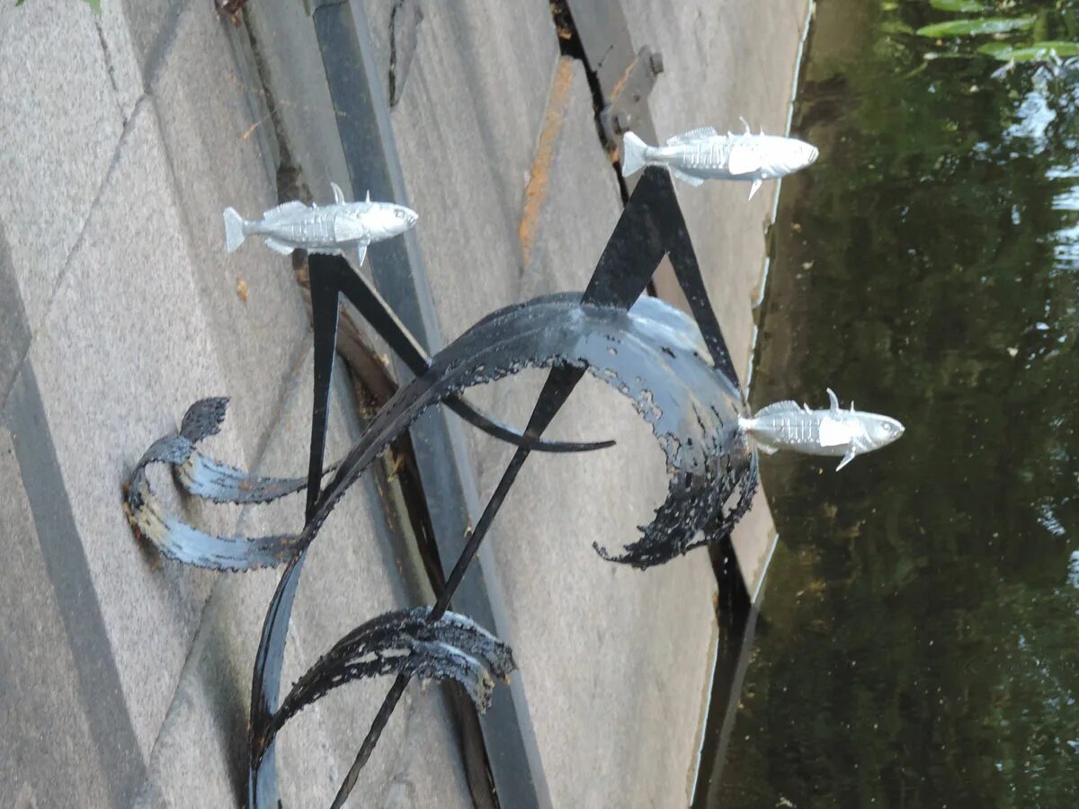 памятник колюшке в кронштадте. памятник рыбке колюшке в кронштадте. памятник блокадной колюшке кронштадт. памятник блокадной рыбке колюшке. памятник колюшке в кронштадте.