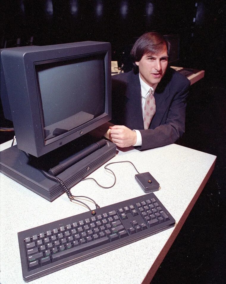 Next computer. Стив джобс 1990. стив джобс некст. стив джобс apple computer. некст компьютер стива джобса.