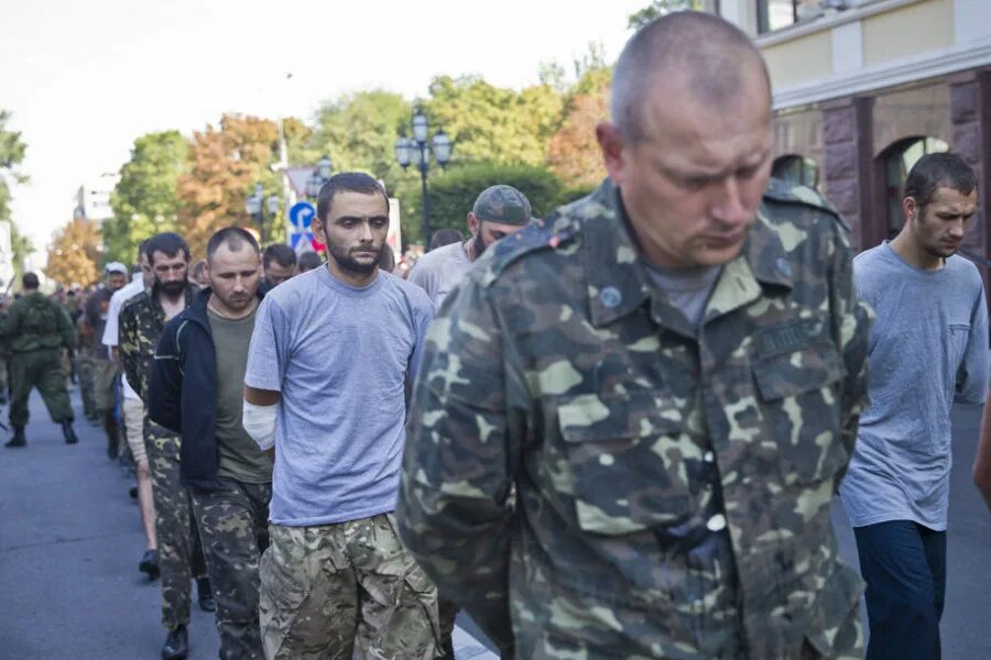 Пленные ВСУ на параде в Донецке. Донбасс пленные Гиви ВСУ. Пленные украинские военные в 2014. Пленные украинцы в плену