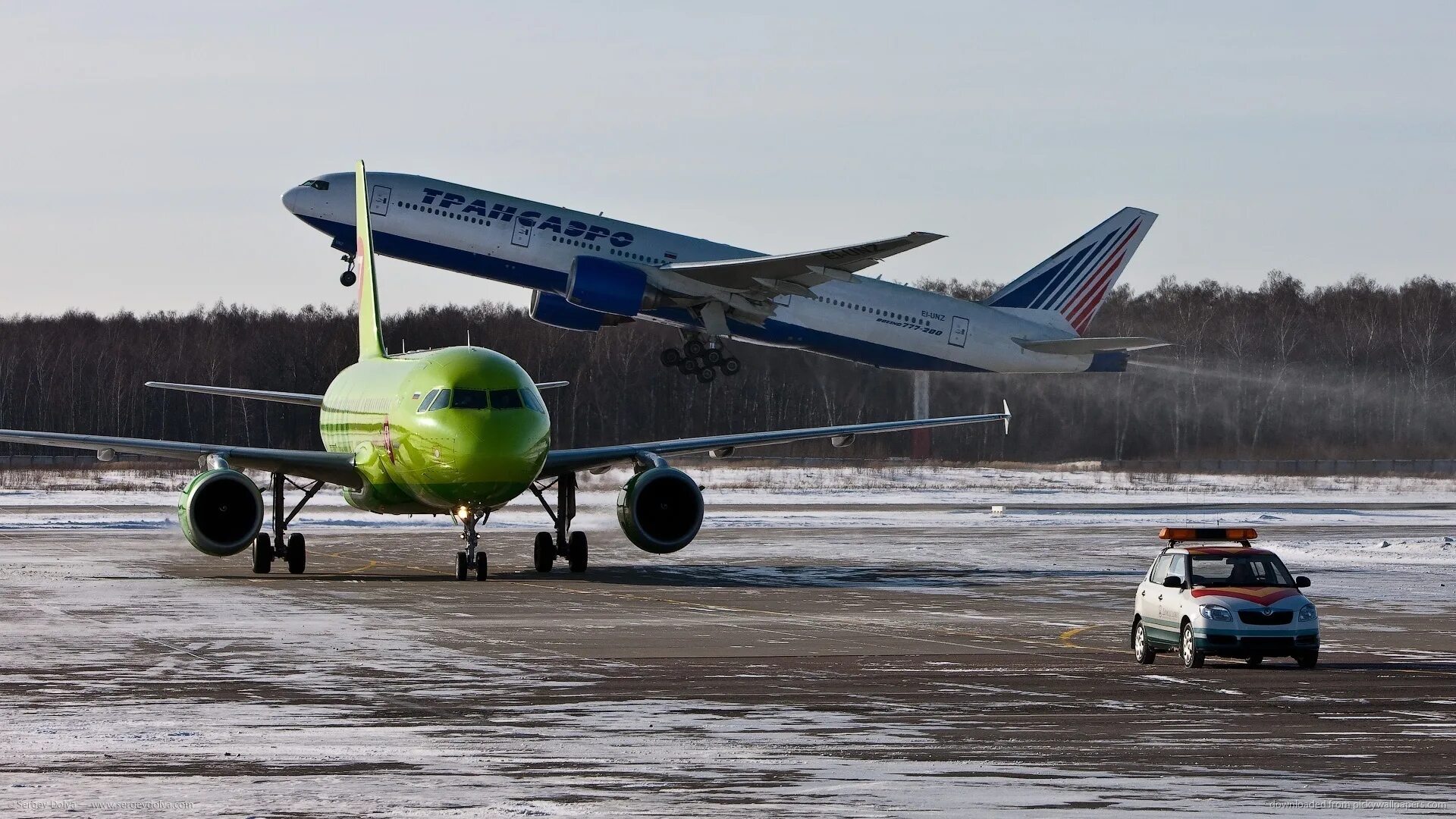 Какие самолеты в мае. Аэропорт Домодедово Боинг 777. А320 Трансаэро. А320 в Домодедово. Аэропорт Домодедово самолеты.