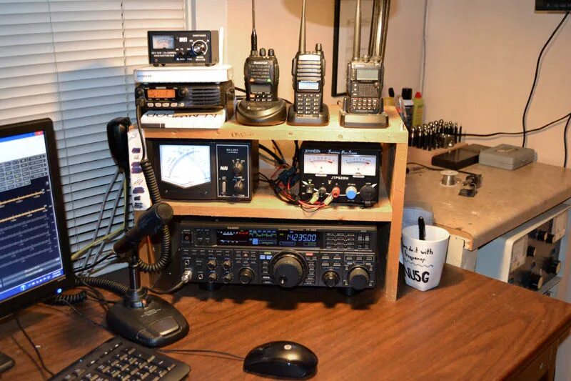 Включи станцию радиостанцию. Ham Radio Shack. Панорама радиолюбительство. The Radio Station игра. Радио Panasonic HAMRADIO.