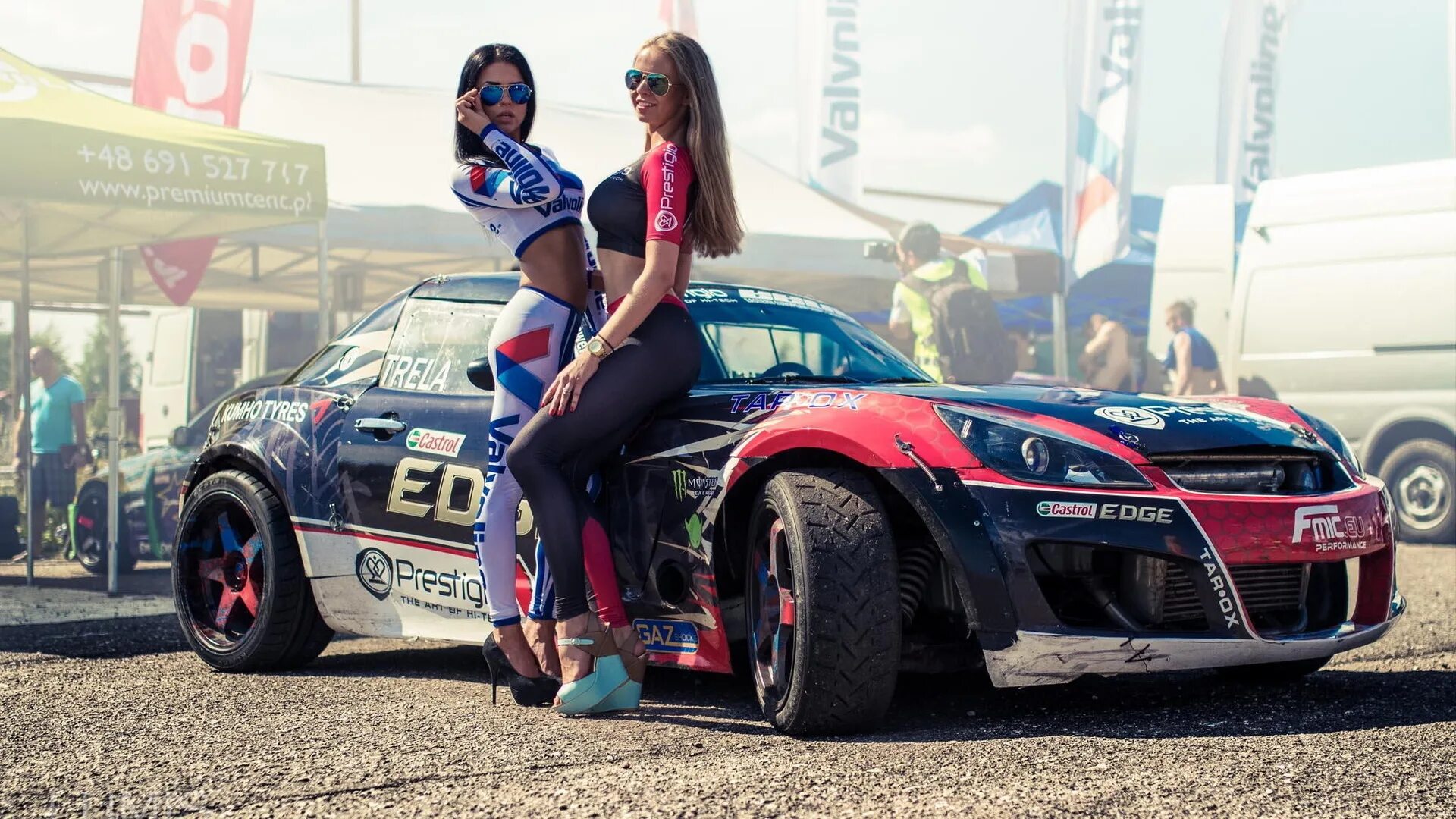 Drift girls. Девушка в машине. Девушки в гоночных автомобилях. Спорткары и девушки. Девушка возле гоночной машины.