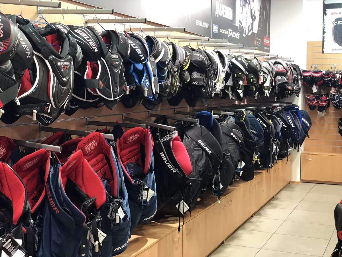 хоккейная экипировка казань. хоккейный магазин казань хоккеист. хоккейная экипировка казань. хоккеист в магазине. нагрудник ccm quicklite yth l.