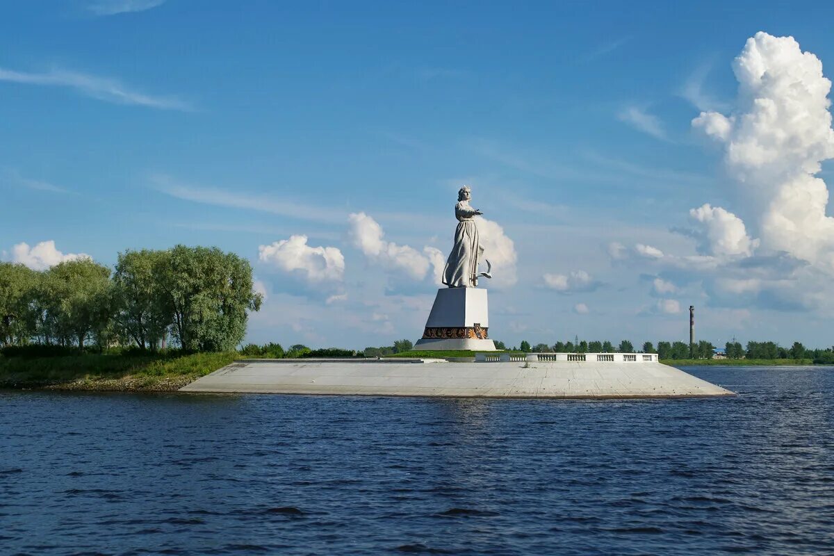 Монумент Волга-мать в Рыбинске. Монумент Волга Рыбинск. Волга мать памятник в Рыбинске. Памятник реке Волге в Рыбинске.