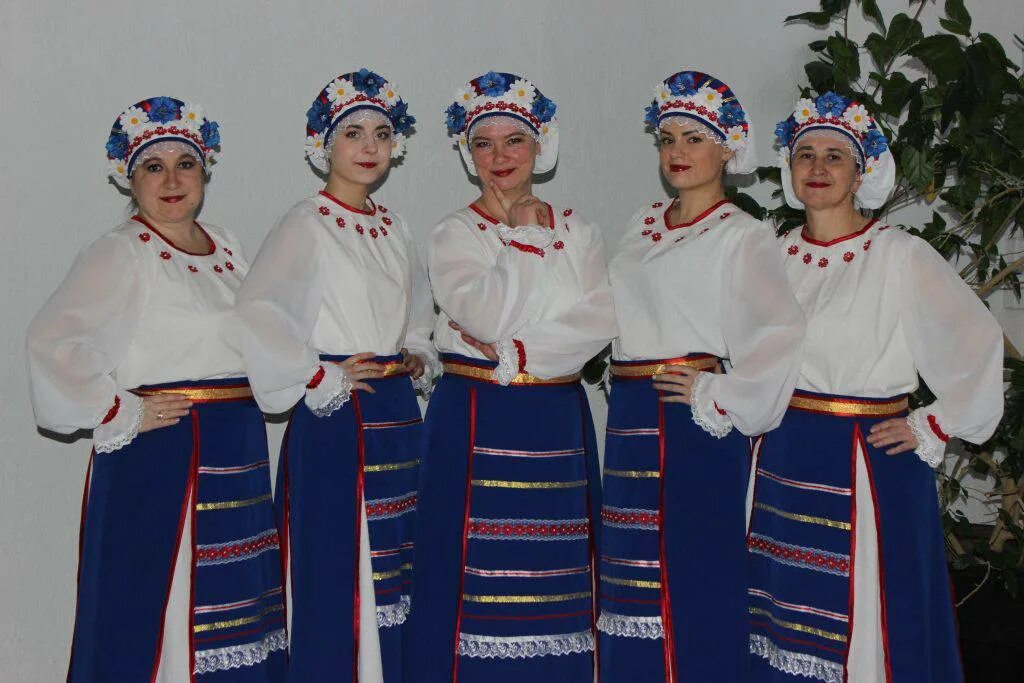 Фольклорный ансамбль Крыница. Зоряна Крыница ансамбль. Фольклорный ансамбль Крыница Зеленогорск Красноярский край. Скандинавская фольклорная группа девушки поют
