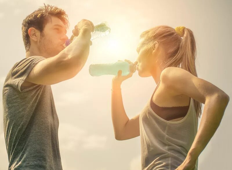 Парочки пьют воду. Пара пьет воду. Stay hydrated. Couple Drink.