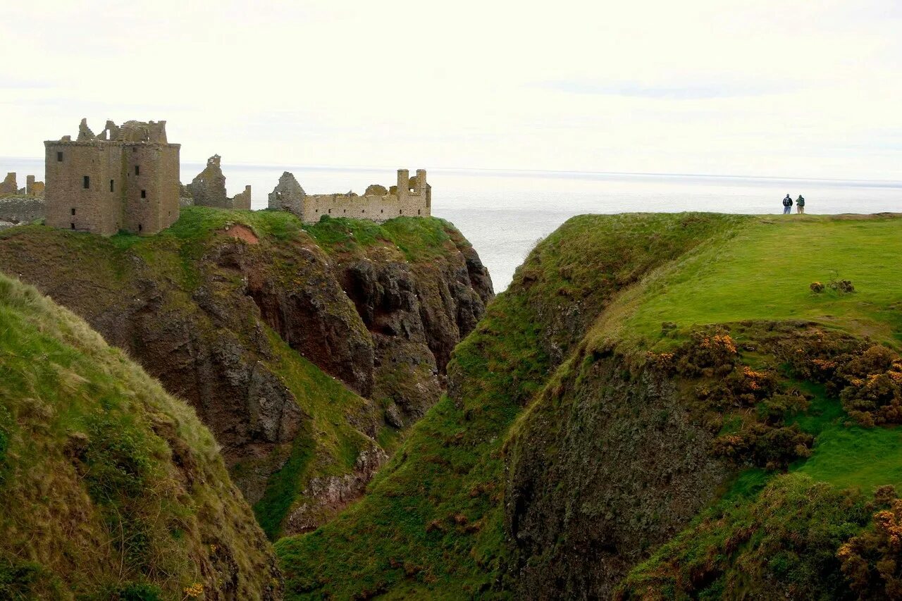 Доломиты италия. Со всех сторон горы окружали неприступные. Башни вовнушки ингушетия. Старик сторр шотландия. Красивые скалы.