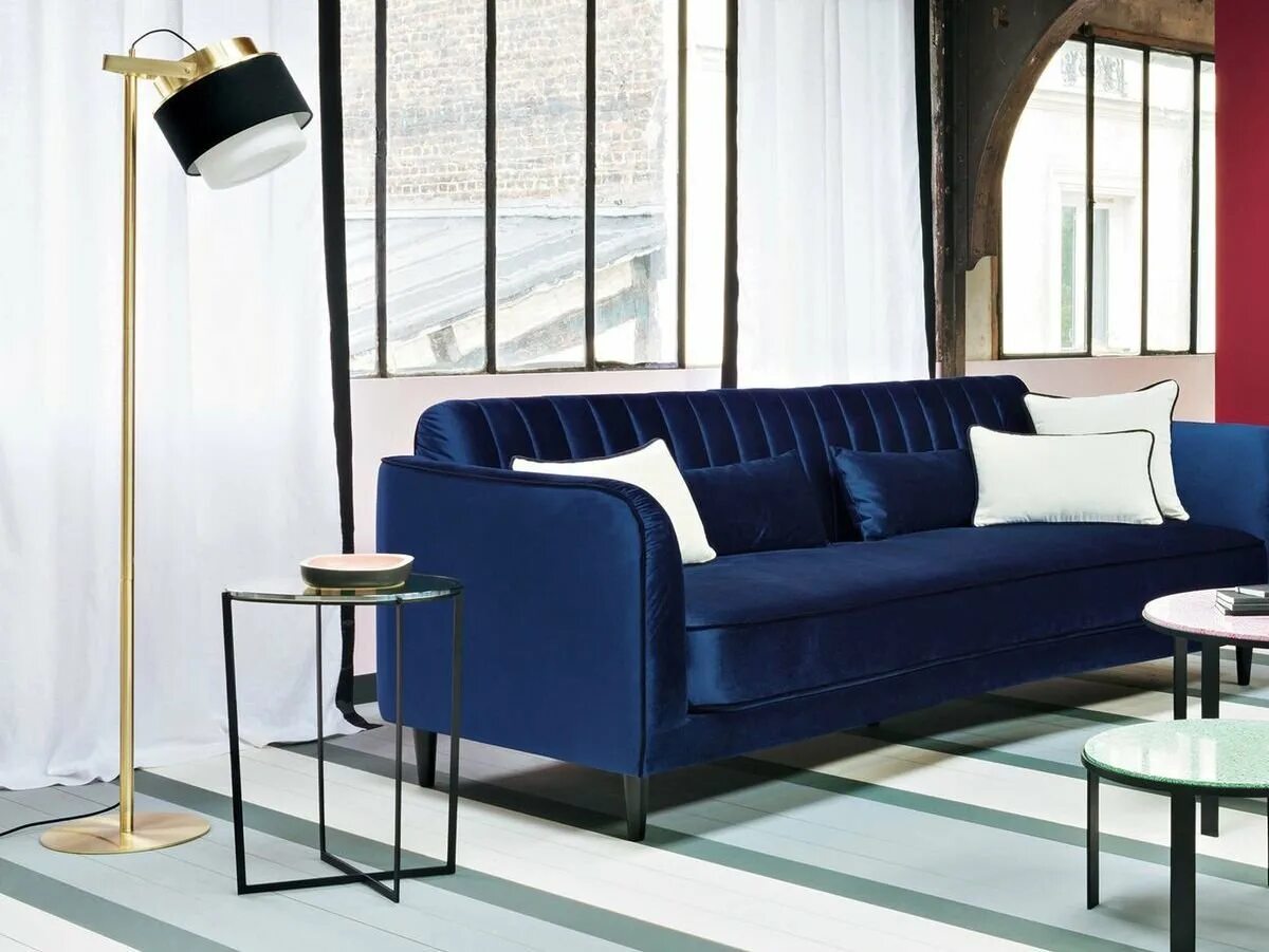 Синий диван. Синий диван сбоку. Синий диван с металлическими ножками. Темный синий диван в стиле хайтек.