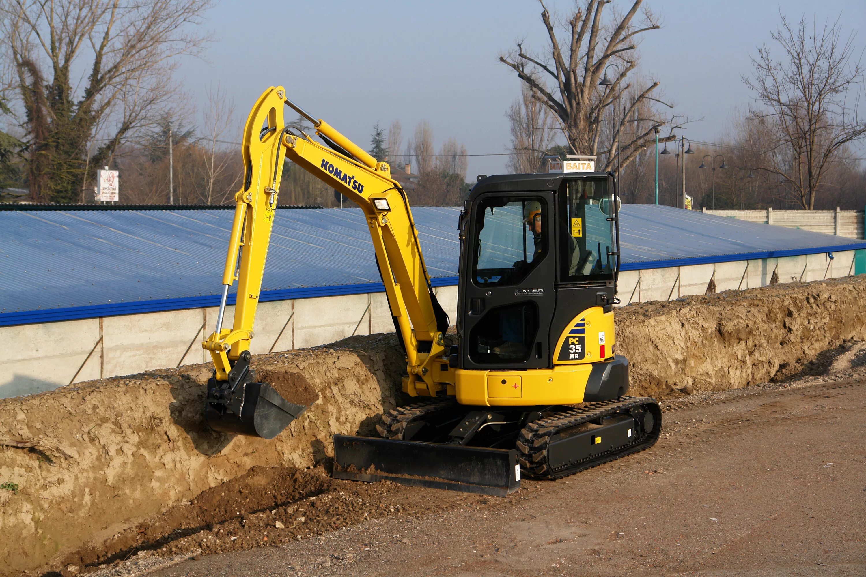 Авито аренда экскаватора. Экскаватор Komatsu pc35mr-3. Мини-экскаватор Komatsu pc05. Мини экскаватор Коматсу ямобур. Экскаватор PC-35.