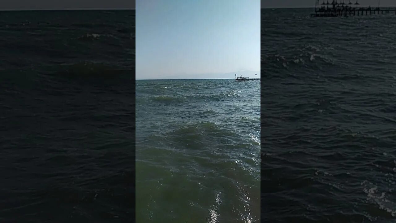 Вода в анталии на 14. Анталия море в плохую погоду. Анталия море ушло. Анталия половина синий половина зелёный море. В Анталии уходит вода.