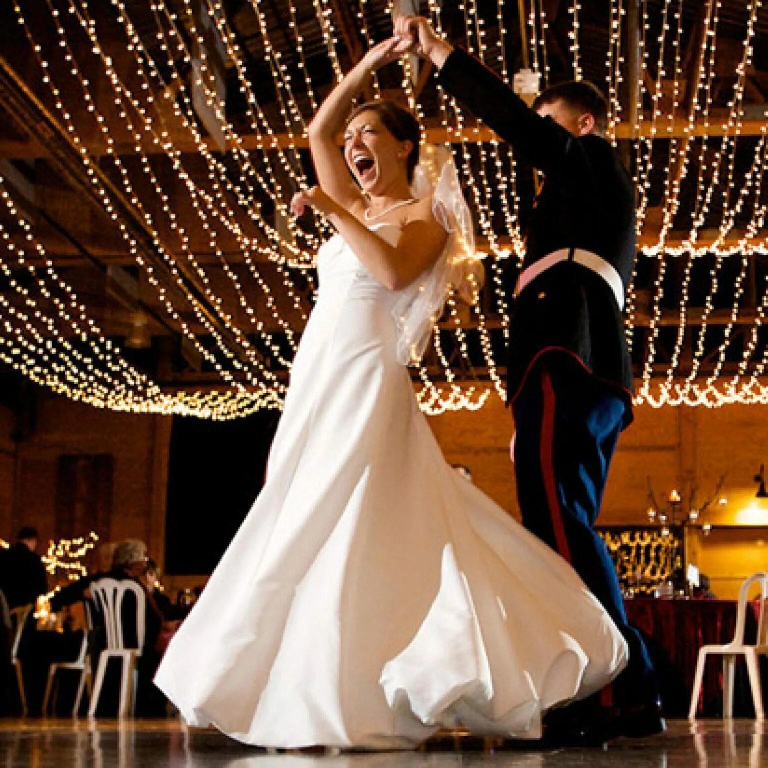 Танцы на свадьбе. Свадебный танец молодоженов 2021. Первый танец свадьба музыка. Свадебный танец. Танец жениха и невесты на свадьбе.