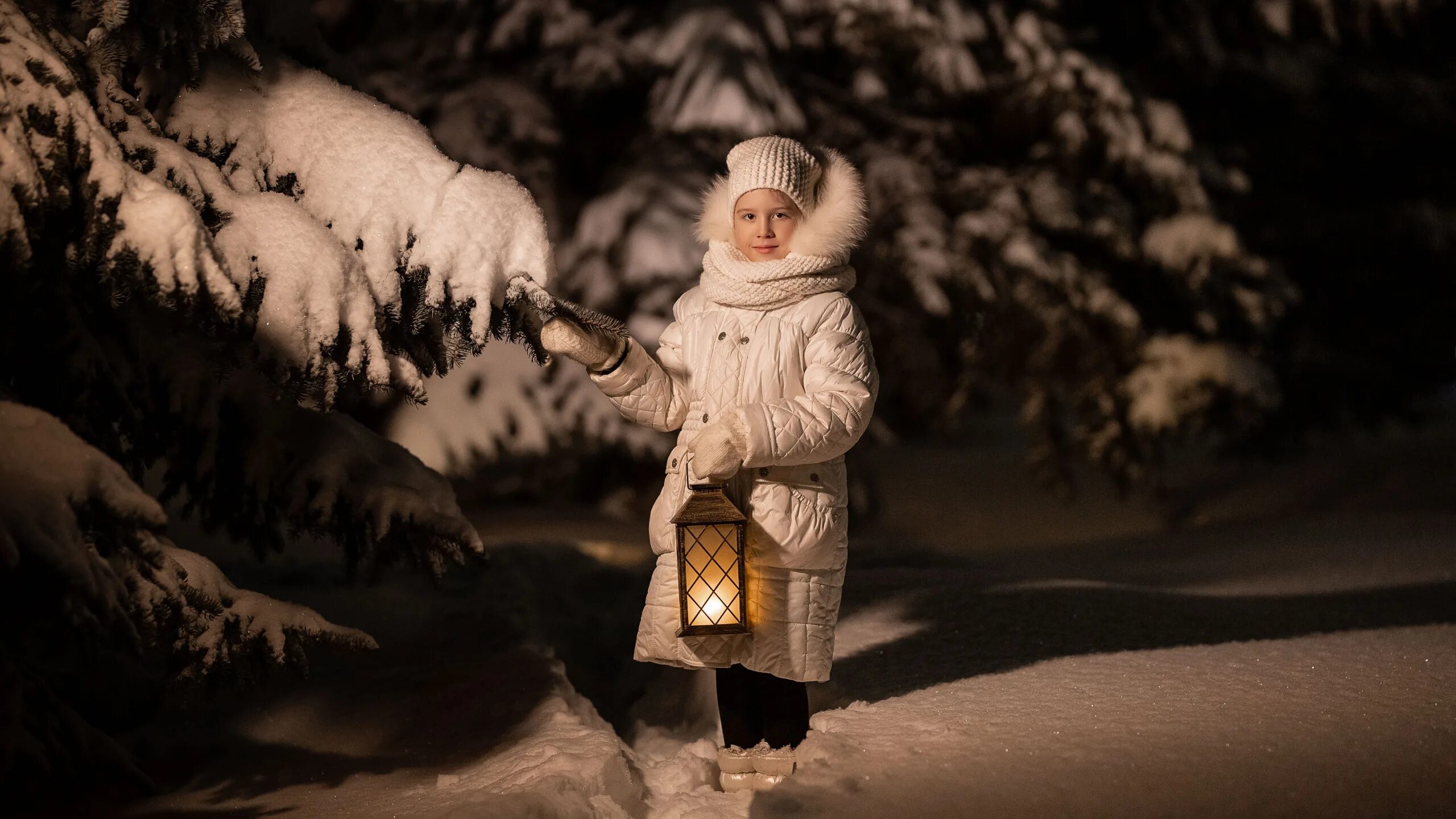 Девушка зима. Зимняя фотосессия в лесу. Девочка в зимнем лесу. Зимняя фотосессия с фонарем. Девочка снег зима.