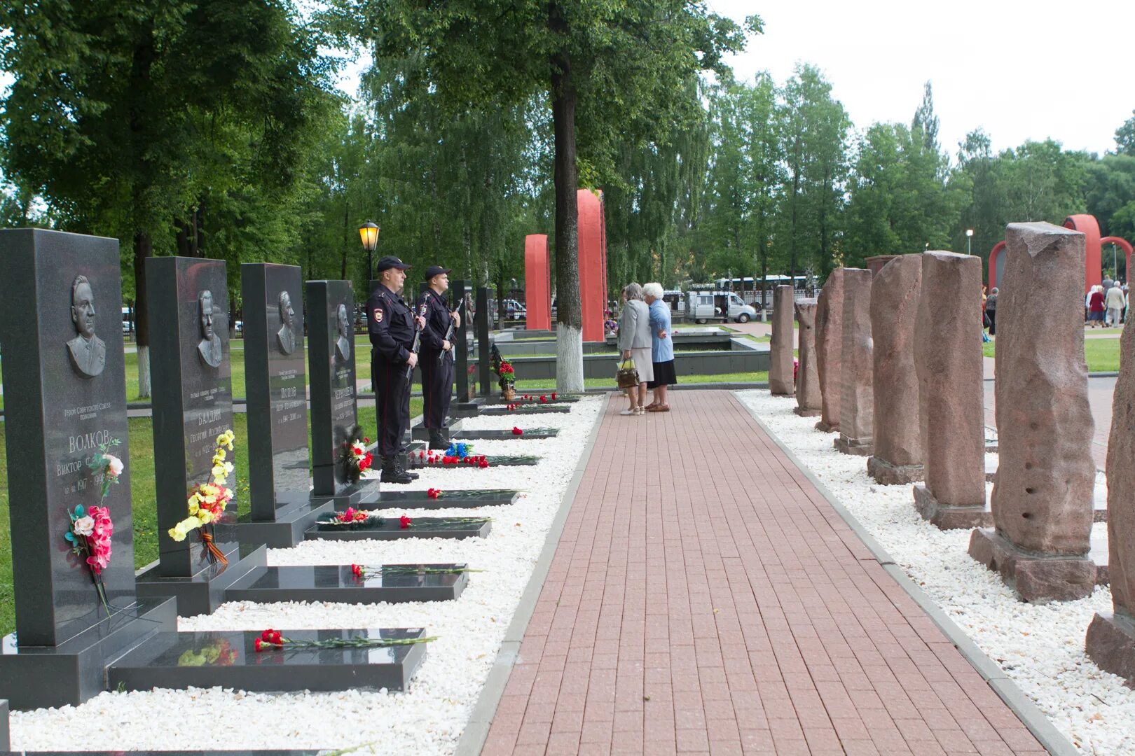 Похоронен в ярославле. Федеральное мемориальное кладбище Мытищи. Военное кладбище в Мытищах. Мемориальный комплекс в Мытищах. Воинское мемориальное кладбище Ярославль.