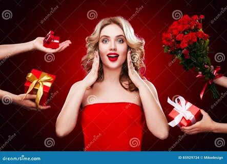 Красивая белокурая женщина получает подарки и цветки на валентинка Святого и меж
