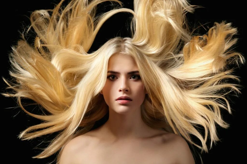Blonde does. Развивающиеся волосы. Девушка с развевающимися волосами. Волосы блонд. Длинные волосы на ветру.