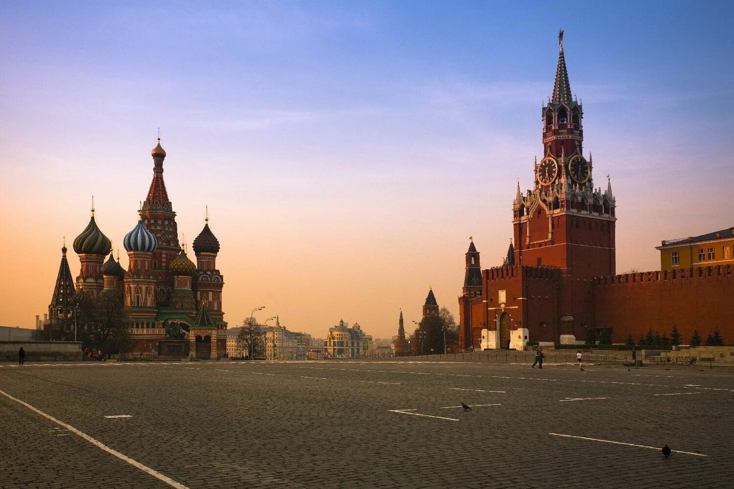 Кремлевская набережная зимой москва. Яуза китай город. Москва 16 что это. Дом на кутузовском проспекте с башнями. Николоямская, 16.