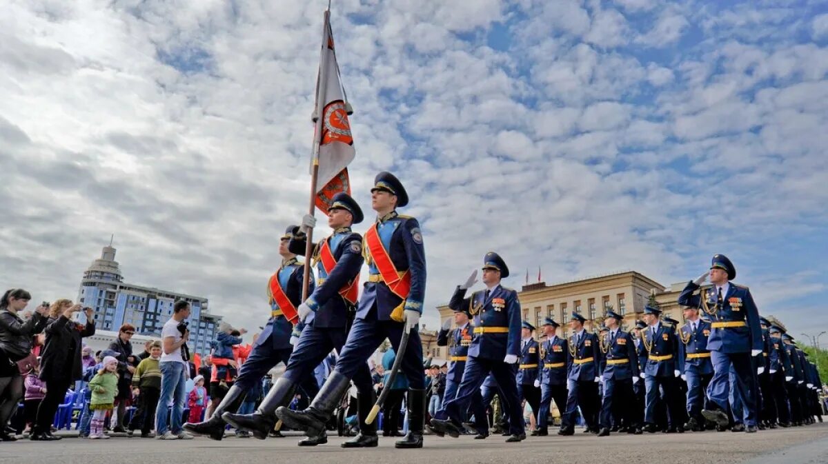 Что такое день это утренний парад. Празднование 9 мая в Воронеже. Девятого мая улица. День Победы в Воронеже фото. Фото праздника 9 мая в Воронеже.