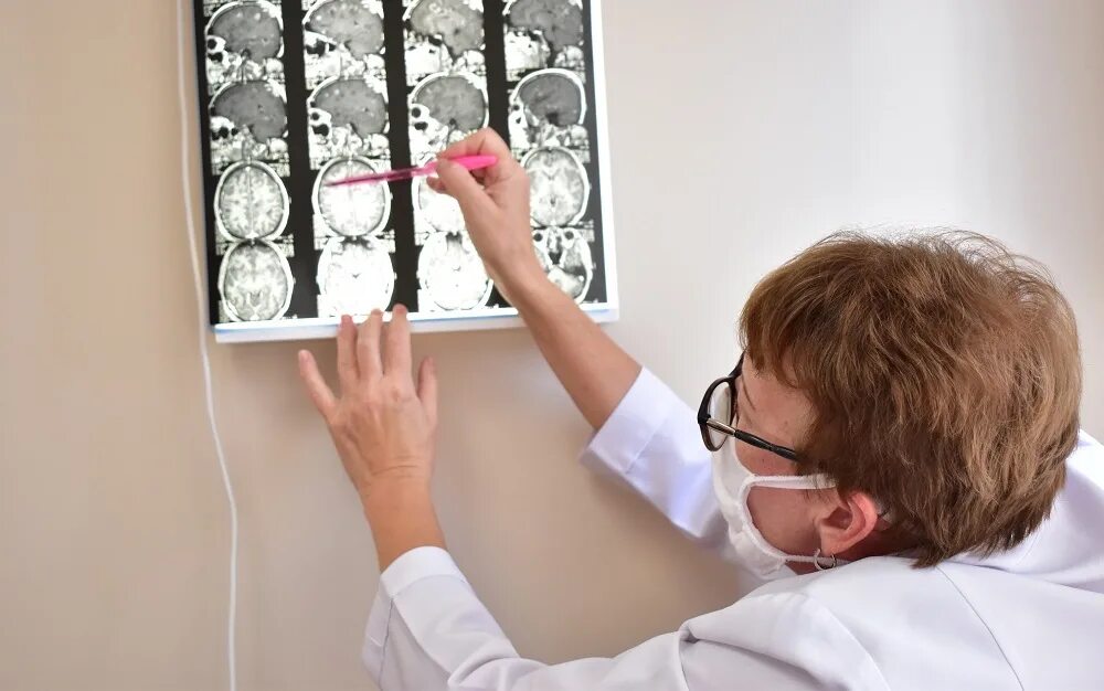 Рассеянный невнимательный человек. 11 июня день рассеянного склероза. Рассеянность картинки. Рассеянный склероз 27 мая. Миелиновая оболочка при рассеянном склерозе.