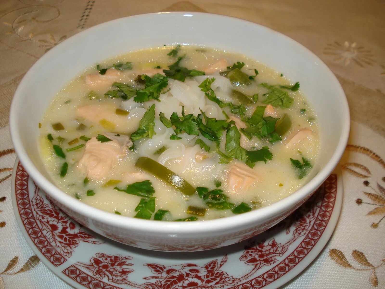 Тайский рисовый суп. Молочный рыбный суп. Рыбный суп с рисом. Рыбный суп на молочной основе.