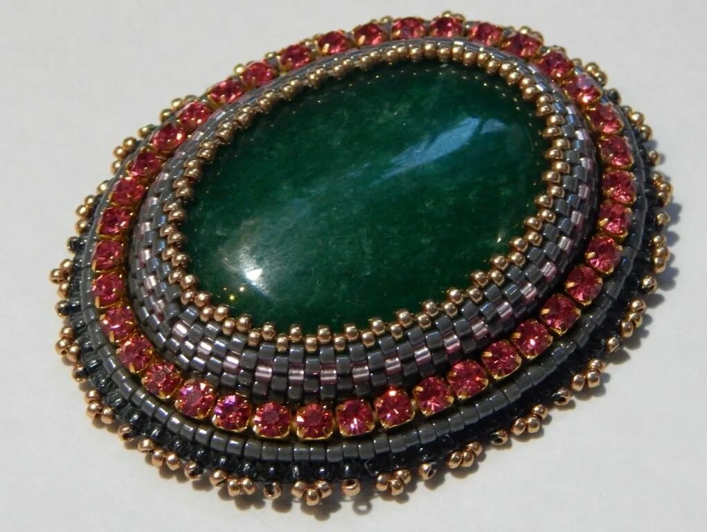 Вышитый кабошон. Оплетение кабошона бисером брошь. Кабошон из бисера. Оплетение кабошона бисером. Оплетение каплевидного кабошона бисером.