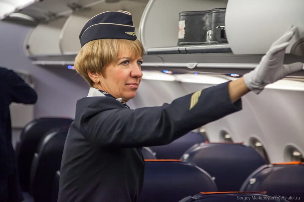 Полет на л 39. Пилот за штурвалом. Зорич александр, жуков клим - пилот особого назначения. Кирилл сафонов пилот международных авиалиний. Летчик управляет самолетом.