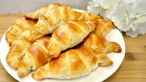 Рогалики из слоеного теста с вареной сгущенкой