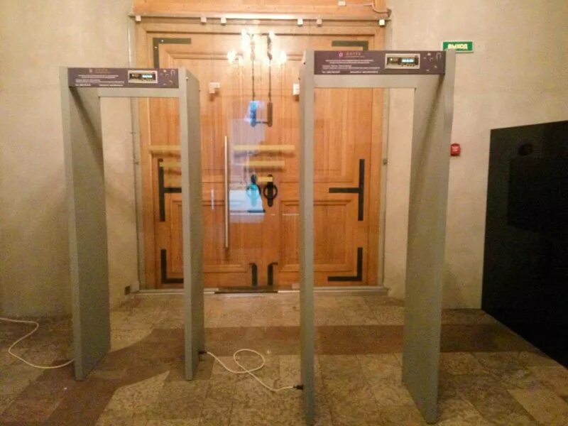 Металлоискатель на входе