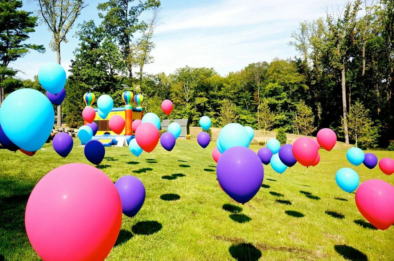 Доброе утро шарами. Шарики праздник. Праздник шаров в лагере. Доброе утро шарики воздушные. Зеленые шарики праздник.