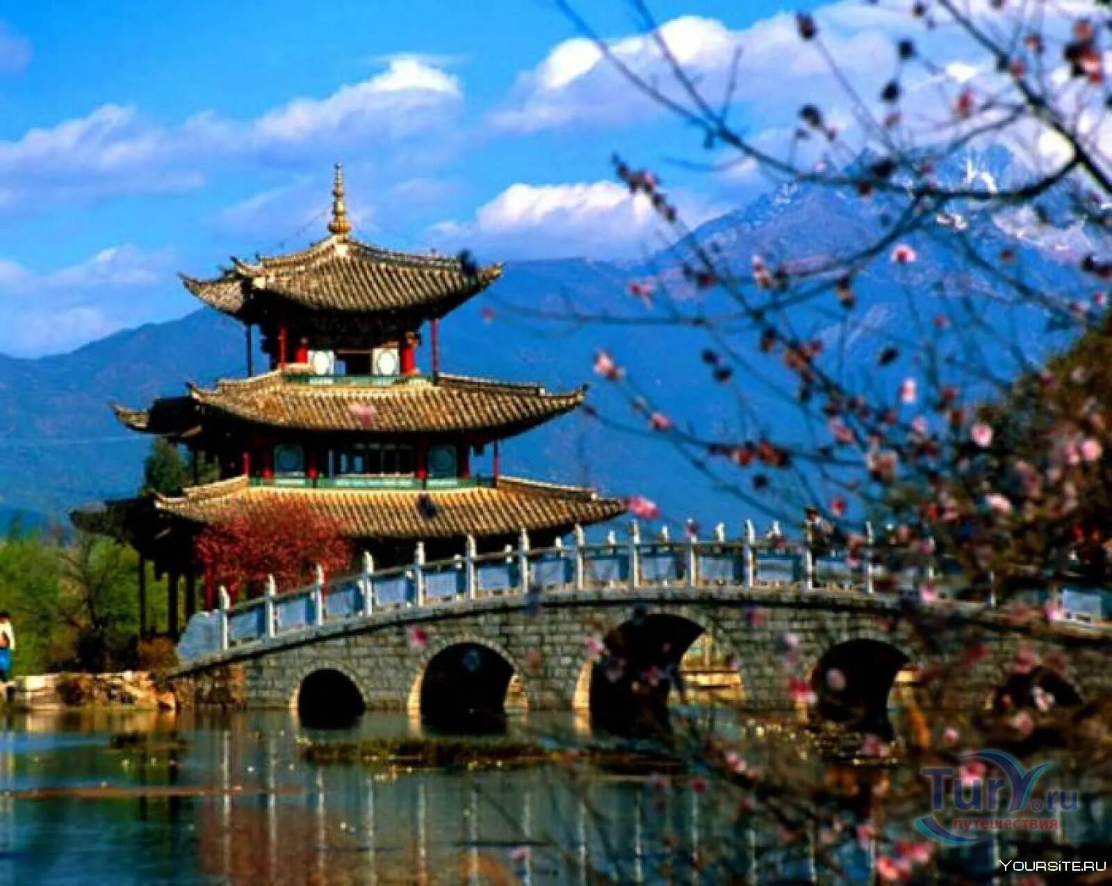 Кёнбоккун корея дворец осенью. Сувон). Южная корея. Достопримечательности сеула кенбоккун. Южная корея сеул достопримечательности.