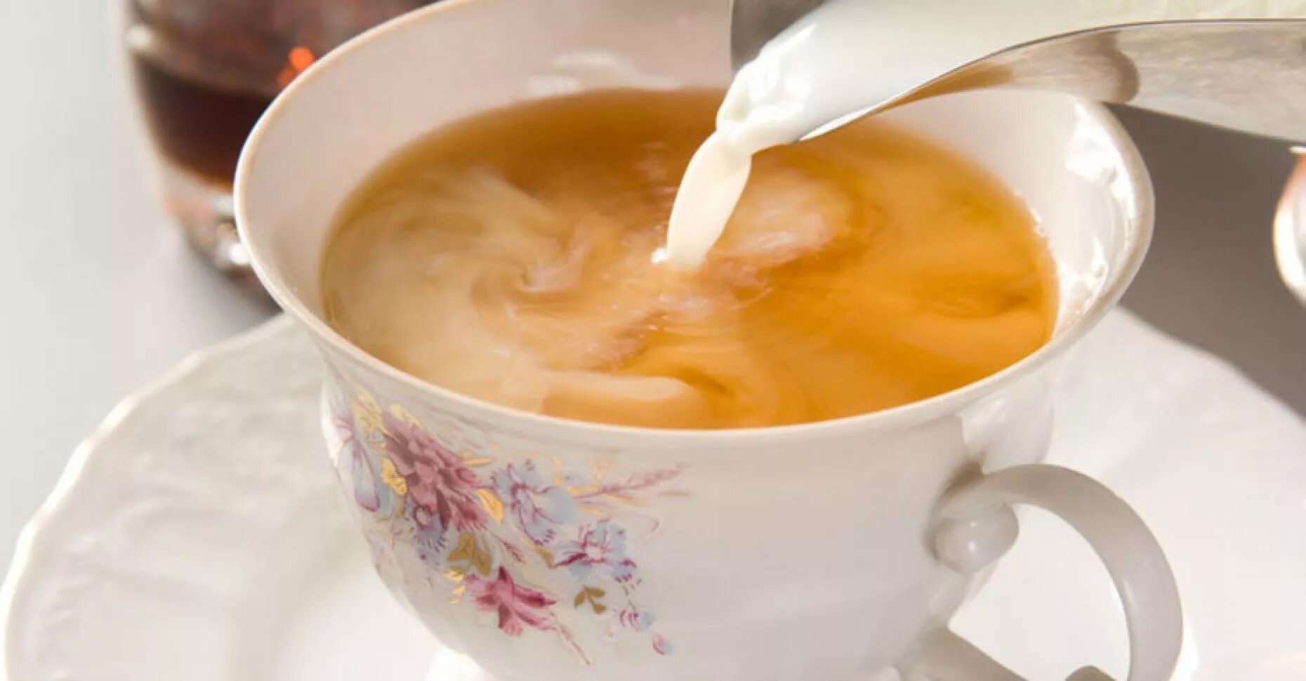 кружка чая с молоком. чай по шведски. чай с молоком. картинка чай с молоком. чашка чая с молоком.