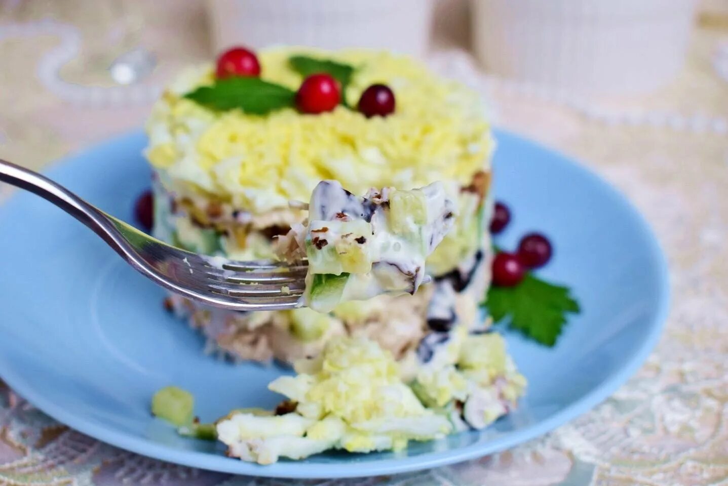 Салат нежность с курицей и черносливом и грецкими орехами. Салат нежность с черносливом. Салат нежность с курицей и черносливом. Салат неженка с курицей и черносливом. Салат нежность слои