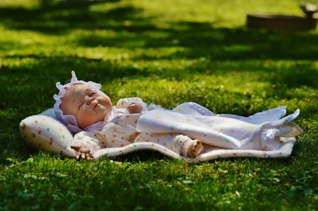 Сон на свежем воздухе. Спящий младенец. Младенец в траве.