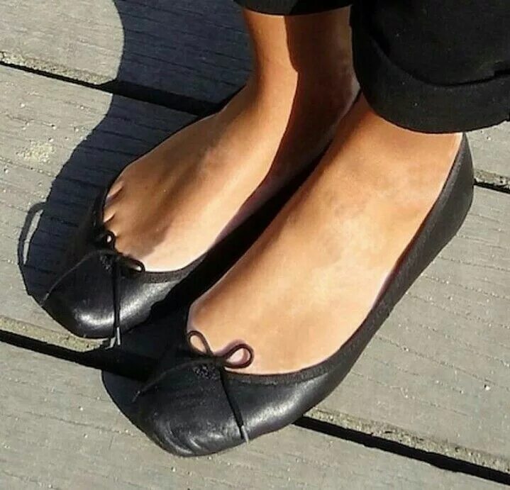 Ballet flats. Alaia ballet flats. Destruction ballet flats. Девушки в балетках. Девушки в балетках.