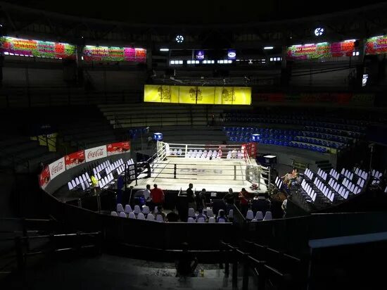 Бокс стадион. Огромный стадион для бокса. Rajadamnern Boxing Stadium. Rajadamnern Stadium Bangkok.