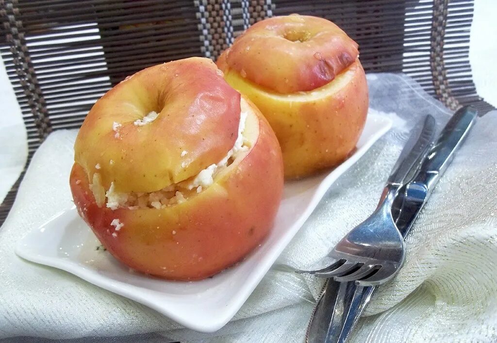 Яблоки запеченные с творогом. Печёные яблоки в духовке. Печеные яблоки с творогом. Яблоки с творогом запеченные в духовке.