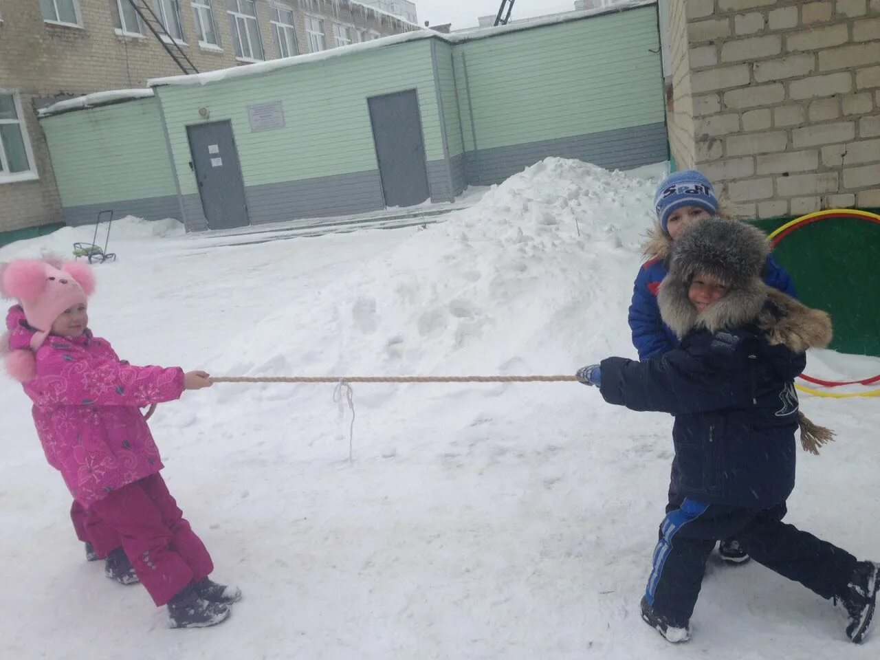 Зимой можно играть. Зимние игры на улице. Зимние детские игры на улице. Зимнее развлечение на улице в детском саду. Зимние развлечения для детей на улице.