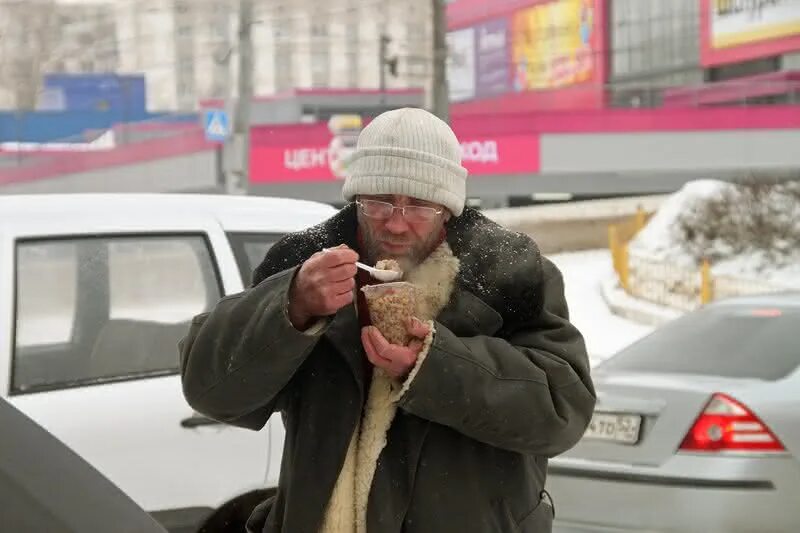 Спас бомжа. Человек помогает бездомному. Организации помогающие бездомным людям. Помощь бомжам. Помощь бездомным людям.