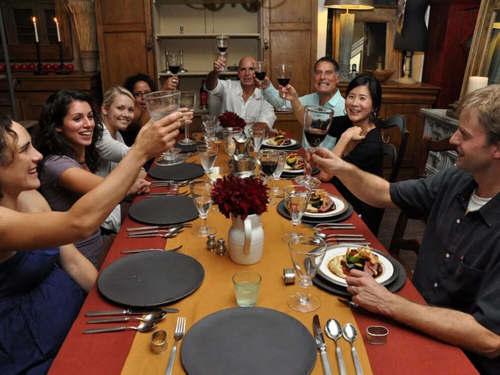 Деловой этикет в ресторане. Dinner party kartinka. Друзья в кафе. Американцы в кафе. Гости города туристы.