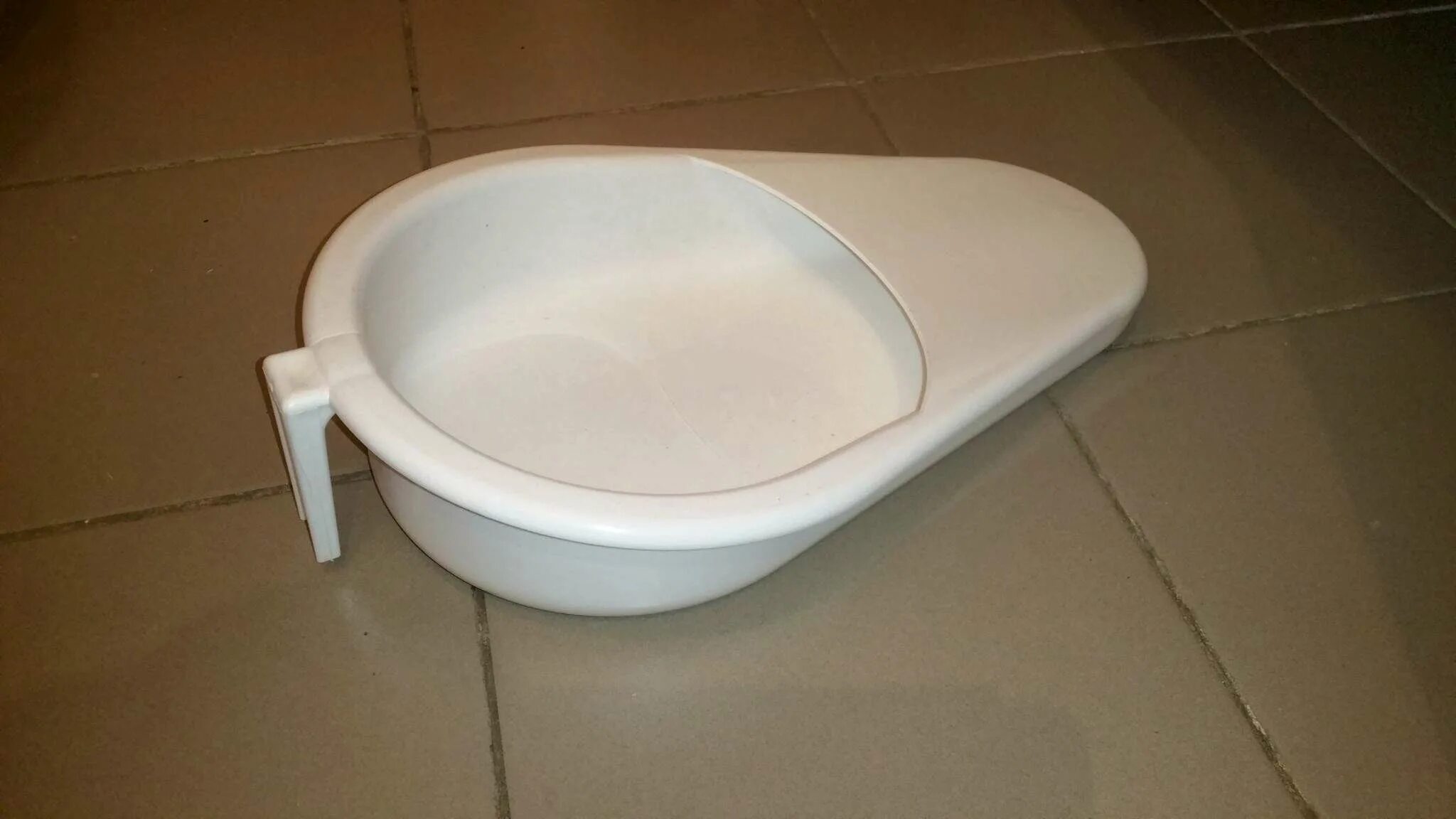 Корзины для белья встроенные в тумбы. Эмалированное судно тумбочка кровать. Эмалированное судно окошко тумбочка кровать. Тумба прикроватная с фрезеровкой волна. Кровать односпальная мдф крашеный хай тек.