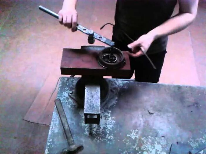 самодельные станки ковки. станок для холодной ковки от ивана самоделкина. самодельные станки ковки. самодельный станок для холодной ковки с электроприводом. кондуктор улитка для холодной ковки.