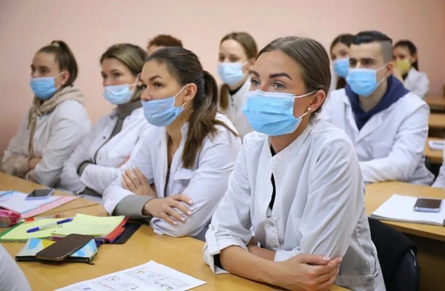 Медицинское образование самара. Медицинский колледж Владивосток. Студенты медики. Студенты медицинского колледжа. Студенты медики на практике.