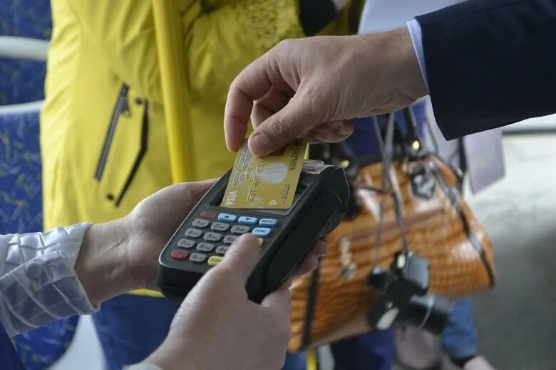 Терминал безналичной оплаты. Безнал в автобусе. Безналичная оплата. Кассы для оплаты проезда. Терминал эквайринг альфа.