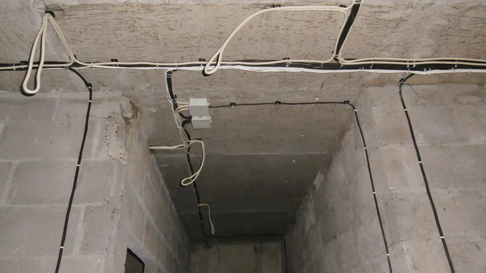 Надо ли прокладывать. Крепеж для проводки на стене под штукатурку. Электропроводка по потолку. Провода по потолку. Монтаж электропроводки в квартире.