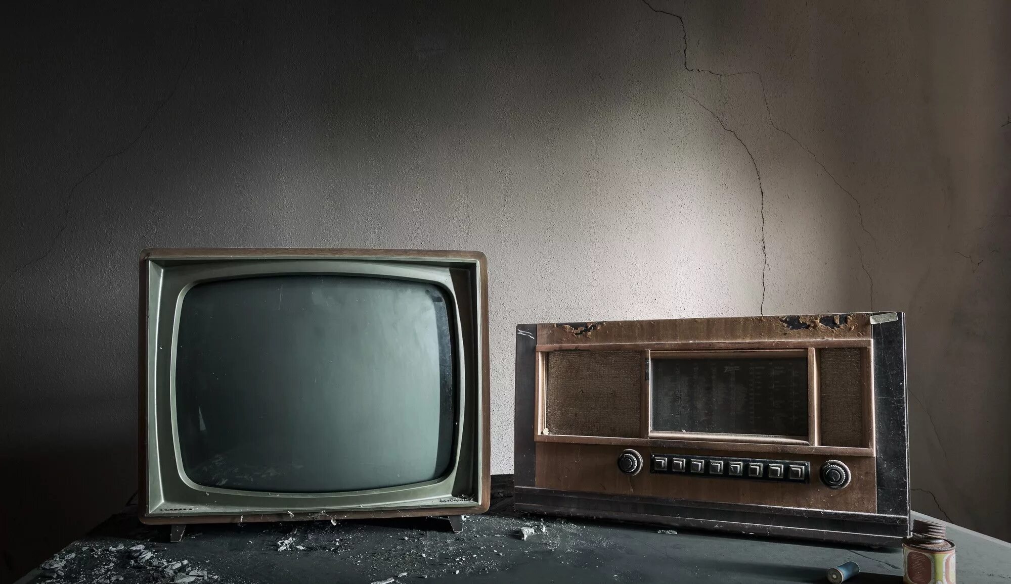 Самый простой телевизор. Старинный телевизор. Приемник для телевизора. Старый Советский телевизор. Телевизор и радио.