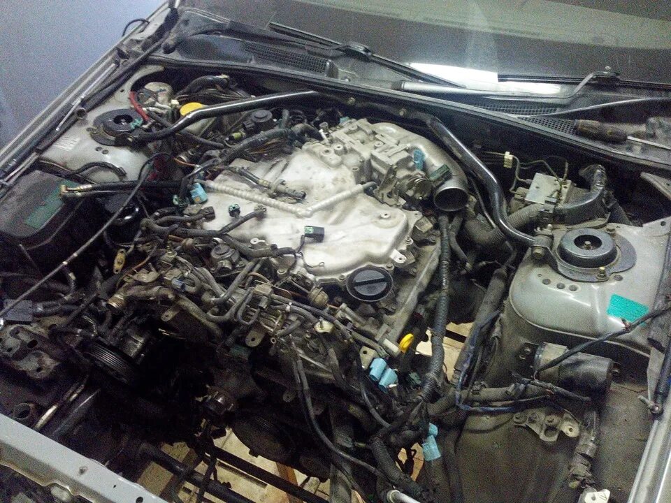 1.3 литра двигатель. Подкапотка Nissan Cedric y33. ДВС Ниссан Цедрик.