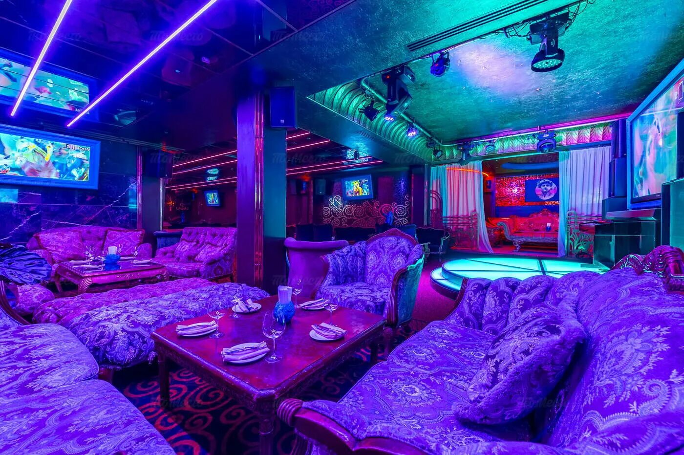 Club 2 new. 2rooms новый Арбат. Караоке ресторан. Ресторан с караоке Москва. Караоке залы Москва.