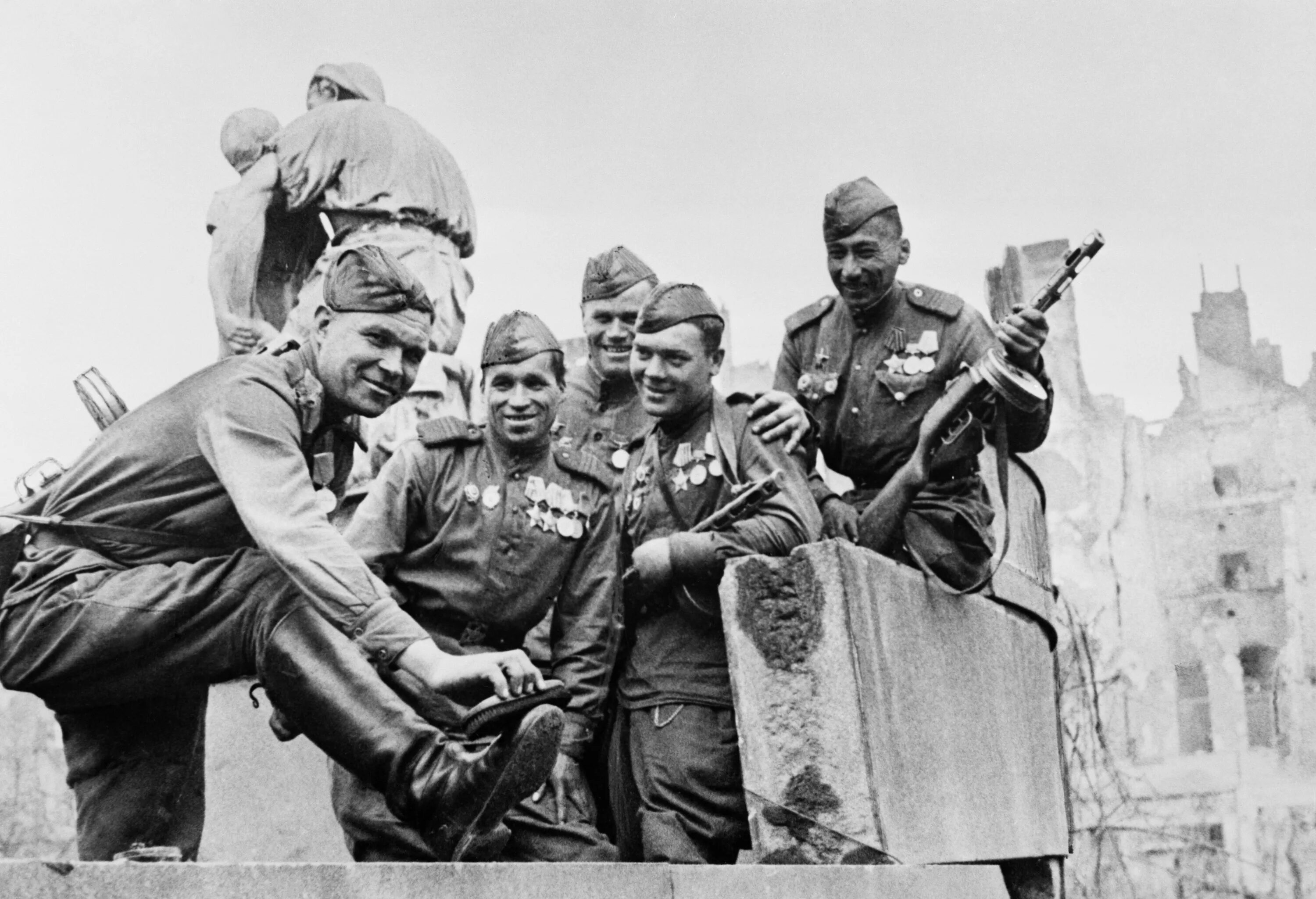 Фото великой победы 1941 1945. Советские солдаты 1945 победа. Солдаты в Берлине 1945. Победа Берлин 1945 бойцы красной армии. Солдаты ВОВ Берлин.